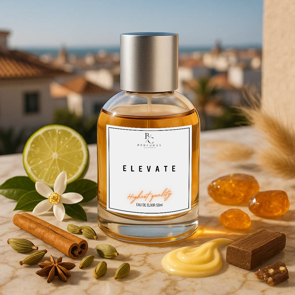 Frasco de perfume ELEVATE con ingredientes como canela, cardamomo y bergamota en un entorno soleado.